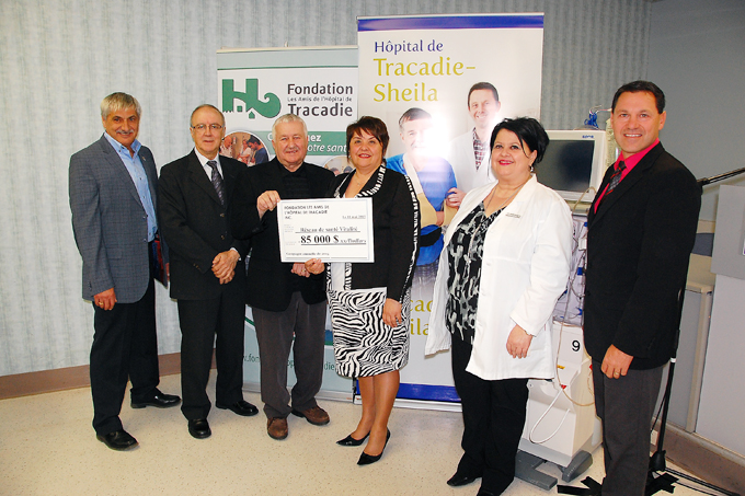 From left : Aldéoda Losier, Mayor of the Grand Tracadie-Sheila regional municipality; Philippe Ferguson, President of the Board of Directors of the Fondation Les Amis de l’Hôpital de Tracadie Inc.; André Morais, President of the 2015 Annual Fundraising Campaign; Odette Robichaud, Tracadie-Sheila Hospital Director, Carole Basque, Nurse Manager; Stéphane Legacy, Chief Operating Officer, Acadie-Bathurst Zone for Vitalité Health Network.