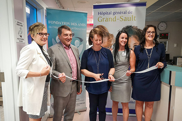 From left to right: Renelle Thibodeau, Regional Director – General Practice, Medicine, and Palliative Care; Gilles Lanteigne, President and CEO; Annie Daneaul, Vice-President of the Foundation of the Friends of the Grand Falls General Hospital; Lisa Thibodeau; Manager – Clinical Services; Nicole Labrie; Manager of Chronic Conditions and Facility Representative.