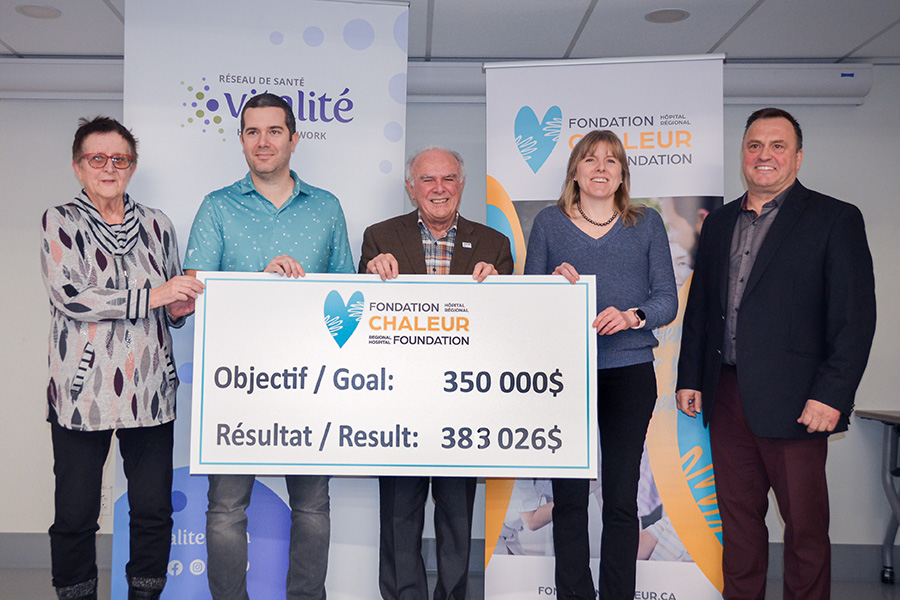 « Here for Your Health » 2023 Campaign results. From left to right: Irène Thériault, Ambassadorof the Roses Radiothon; Dr. Marc-André Doucet, Chair of the Golf Tournament; Jean-Guy Robichaud, Chair of the Board, Chaleur Regional Hospital Foundation; Dre Maryline Bossé, Chair of the Northern Star Campaign; Hollis Chamberlain, Chair of the 2023 Campaign<br /><br />ABSENT: Denis Roy, Campaign Committee Member; Danielle Goyette, Campaign Committee Member; Alice Hébert, Chair of the Roses Radiothon