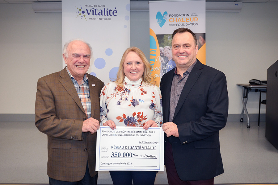 Official cheque presentation to Vitalité Health Network. From left to right: Jean-Guy Robichaud, Chair of the Board, Chaleur Regional Hospital Foundation; Carole Beaudet, General Director of Hospital Operations, Chaleur Regional Hospital; Hollis Chamberlain, Chair of the 2023 Campaign