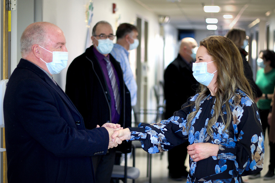 Le ministre de la Santé Bruce Fitch et Dre France Desrosiers, présidente-directrice générale du Réseau, ont visité l’Hôpital et centre de santé communautaire de Lamèque lundi. 