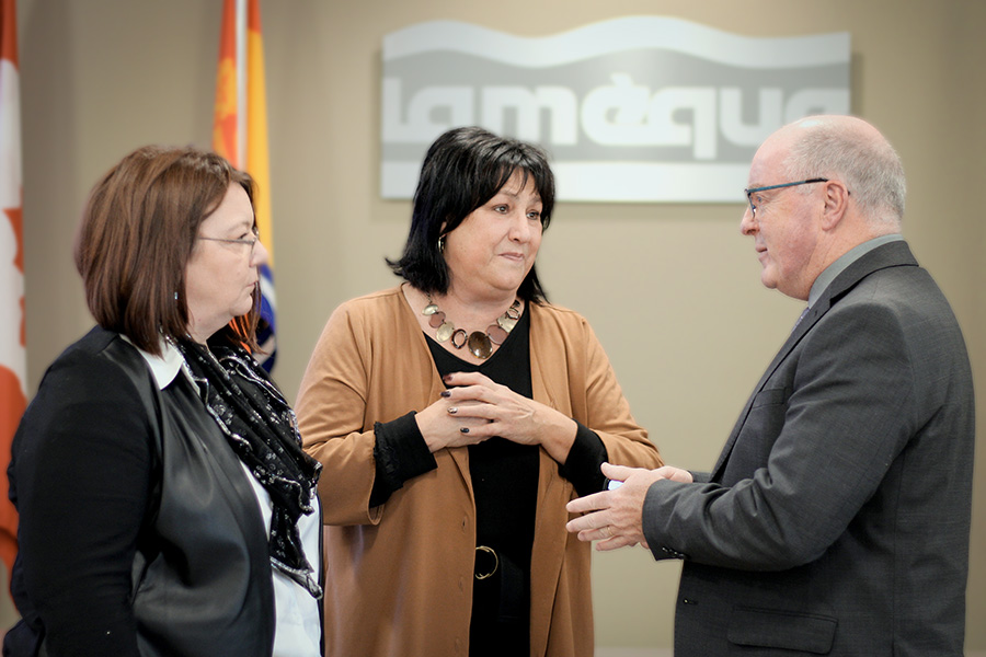 Stéphanie Roy, Assistant Director of Primary Health Care, and Shelley Robichaud, Director of Primary Health Care, presented their vision to Bruce Fitch, Minister of Health.