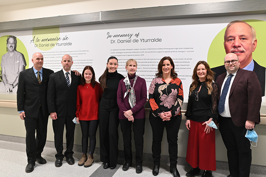 Members of the de Yturralde family unveiled the mural in memory of Dr. Daniel de Yturralde accompanied by Dr. France Desrosiers, President and CEO of Vitalité Health Network, and Dr. Luc Cormier, President of the Medical Staff of the Dr. Georges-L.-Dumont UHC and Stella-Maris-de-Kent Hospital. PLEASE NOTE: Masks have been removed by some for photo purposes only.
