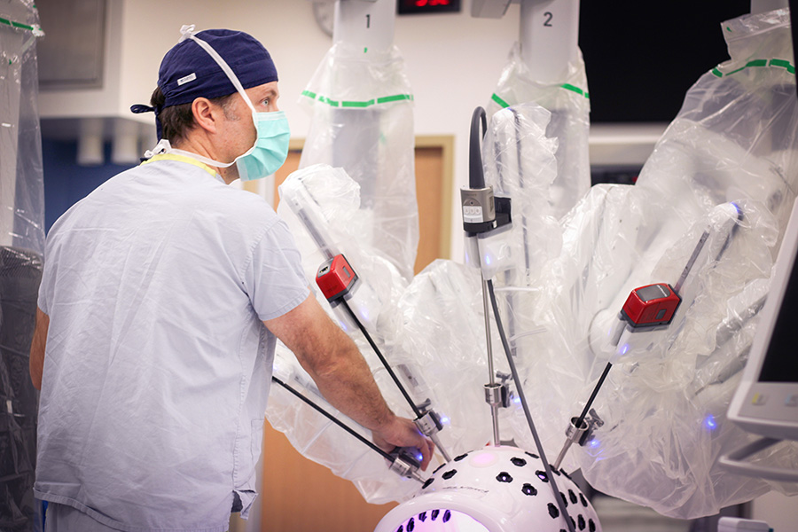 A surgical robot has been integrated into the operating room of the Dr-Georges-L.-Dumont University Hospital Centre.